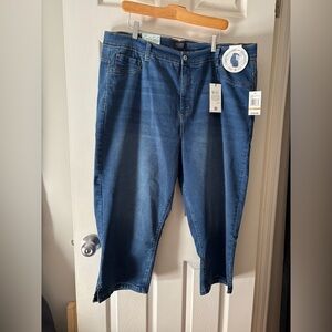 Curve Appeal NWT plus size 24W Lillian denim capri 21” inseam jean